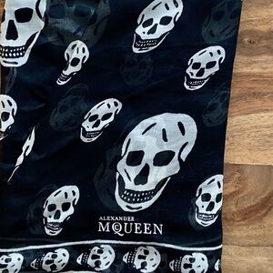 Alexander McQueen Classic Skull Silk Scarf - In excellent condition